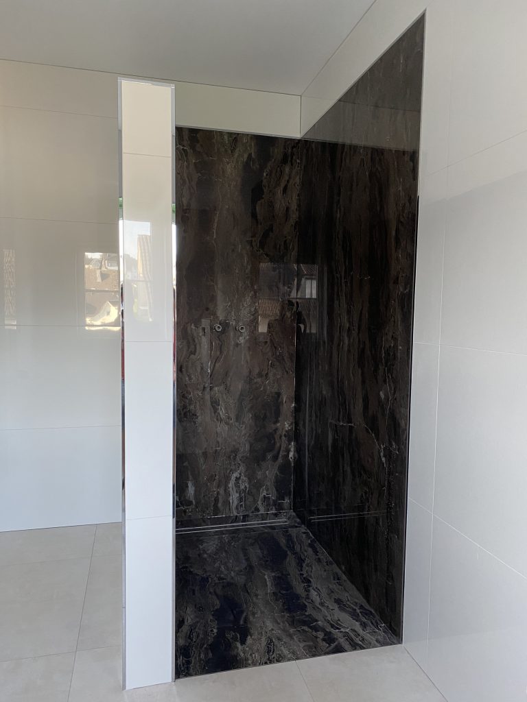 Großformat Duschkabine